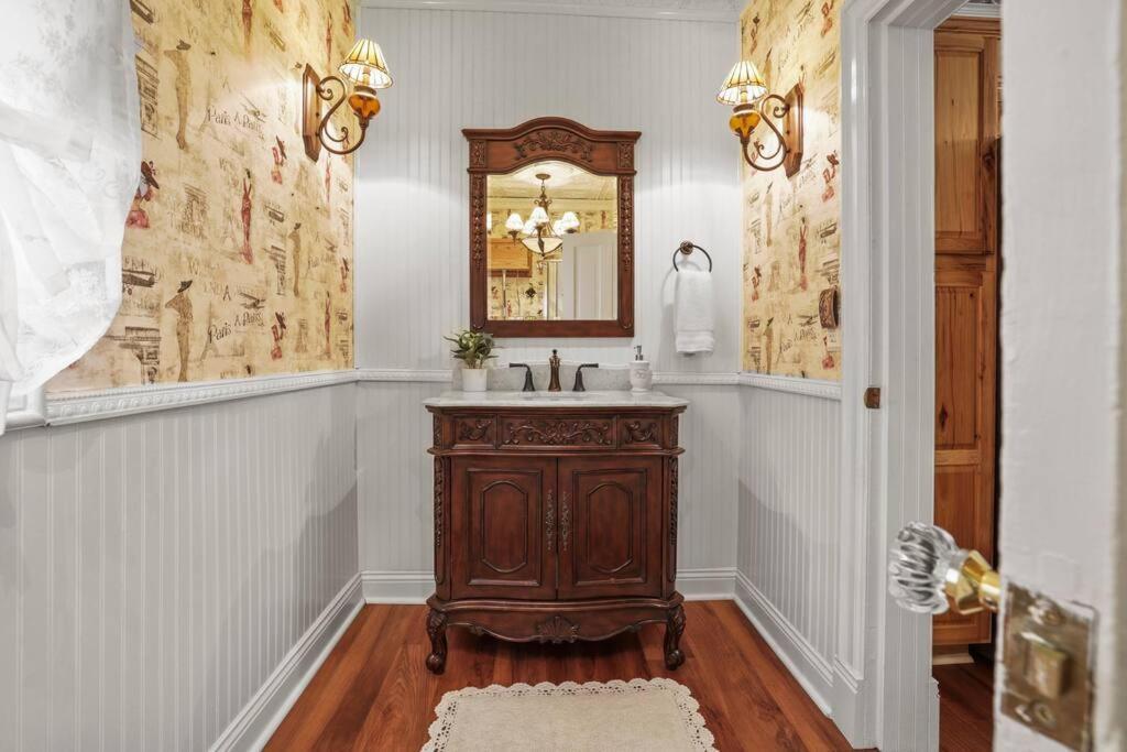 Charming Victorian Home - 2 Minutes To Downtown ランカスター エクステリア 写真